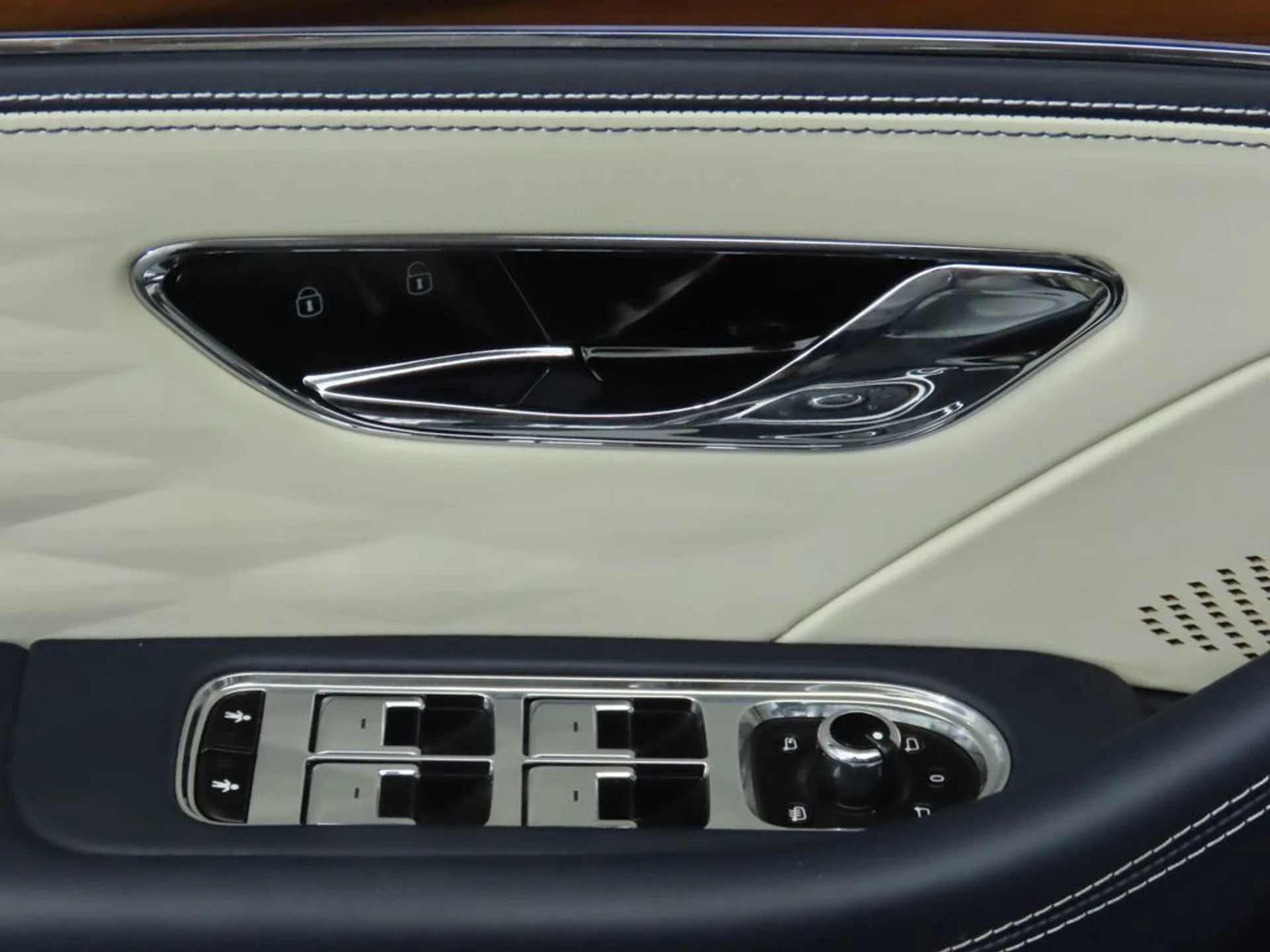 mph023_1319025128_used_2020_bentley_flying_spur_w12sedan_8119_22909310_24_1024_4723395bb7