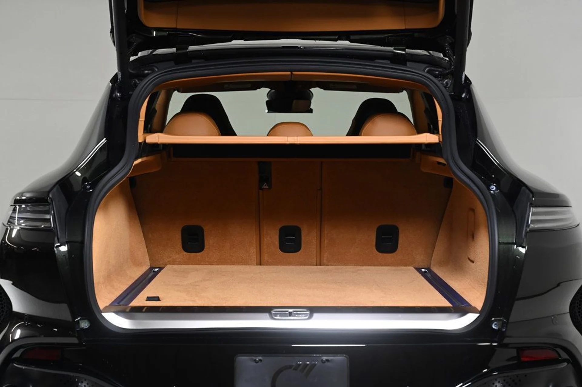 mph023_133745968_new_2026_aston_martin_dbx_707awd_11350_22969430_23_1024_dc3163270d