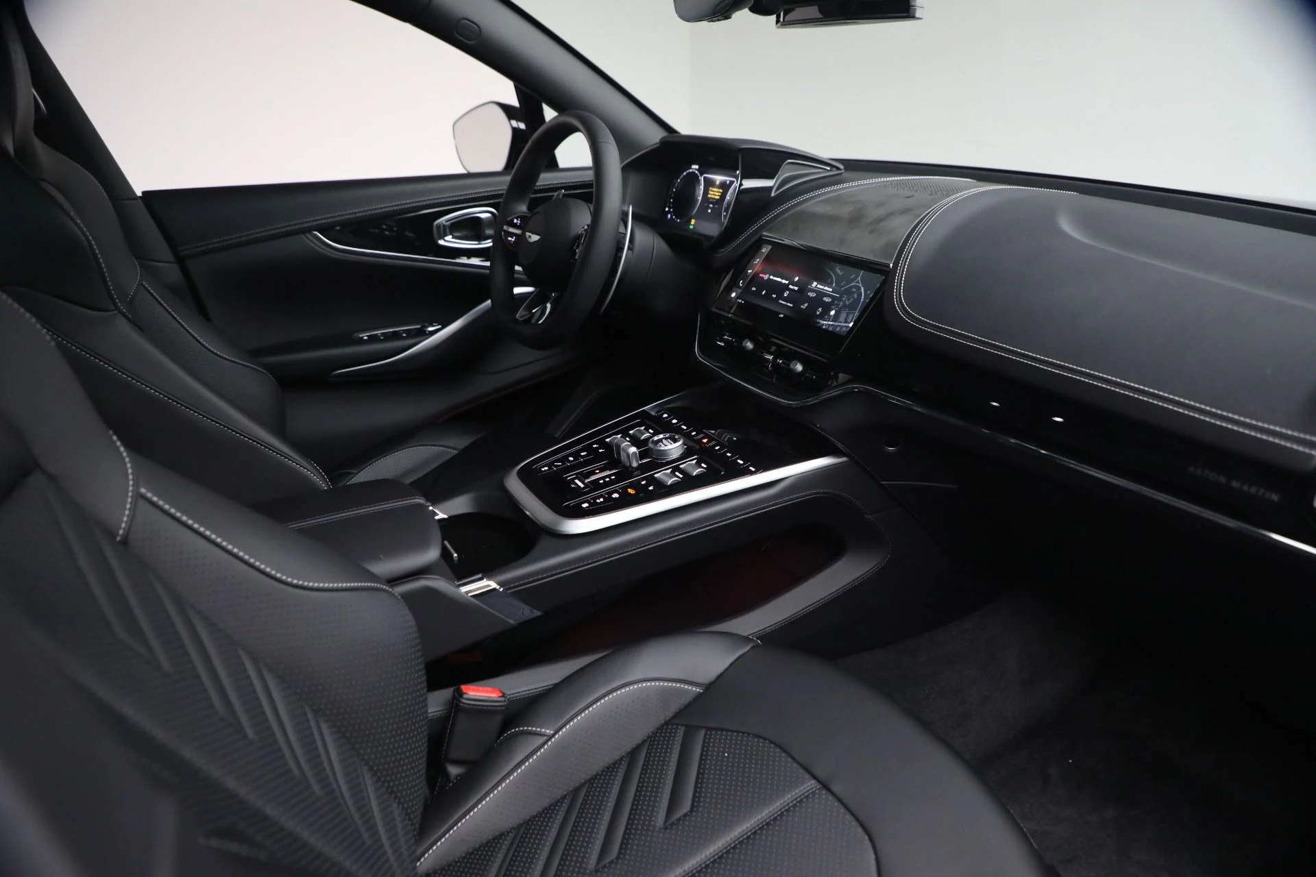 mph023_134228719_New_2026_Aston_Martin_DBX_S_1771452584_e39d9c6810