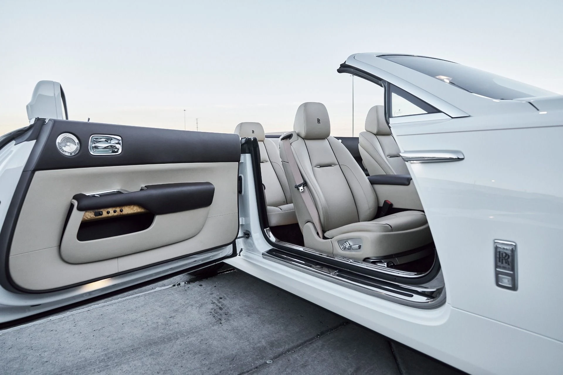 mph023_1362896943_Used_2017_Rolls_Royce_Dawn_Base_1764730538_0c6cc7aefb