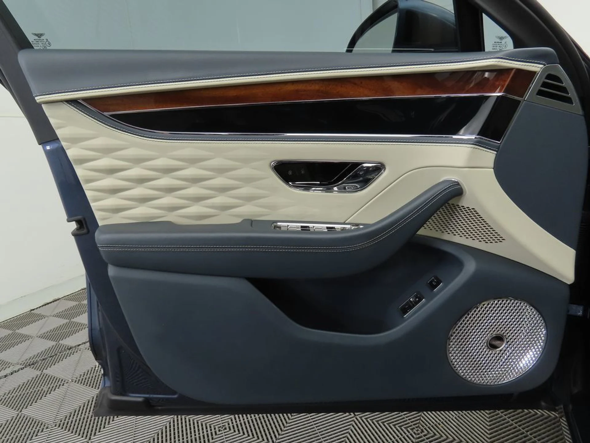 mph023_1368483903_used_2020_bentley_flying_spur_w12sedan_8119_22964614_24_1024_b1e55b951a