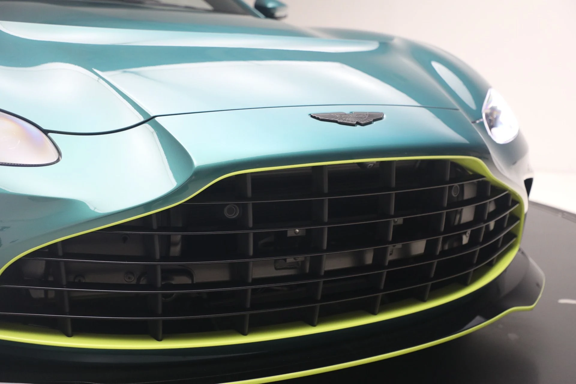 mph023_1430089637_Used_2023_Aston_Martin_Vantage_V12_1777723504_2c7525e1af