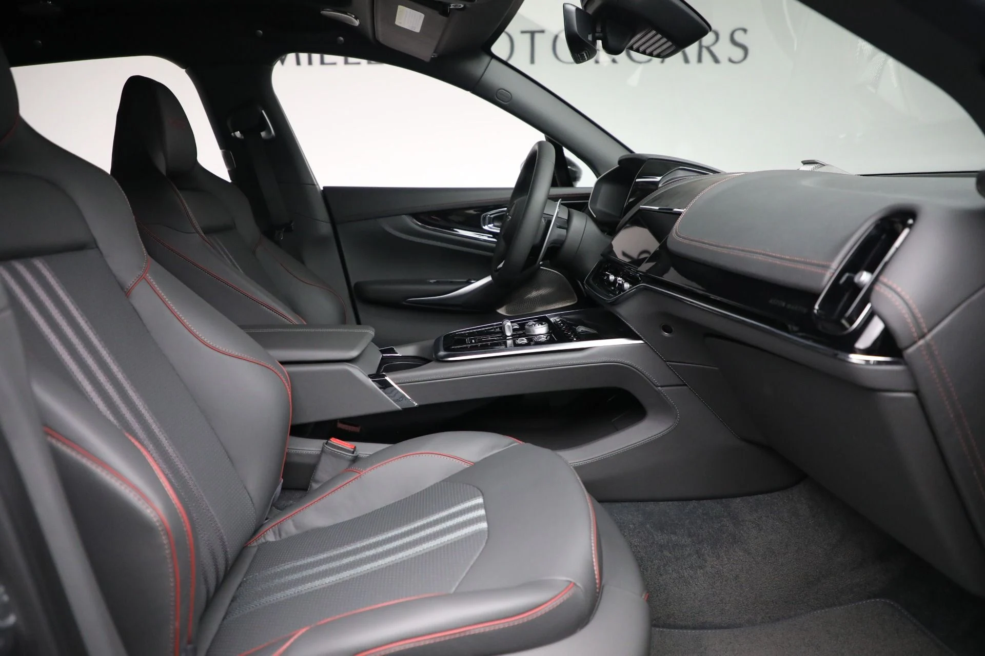 mph023_144266151_New_2025_Aston_Martin_DBX_707_53ddd03bc2