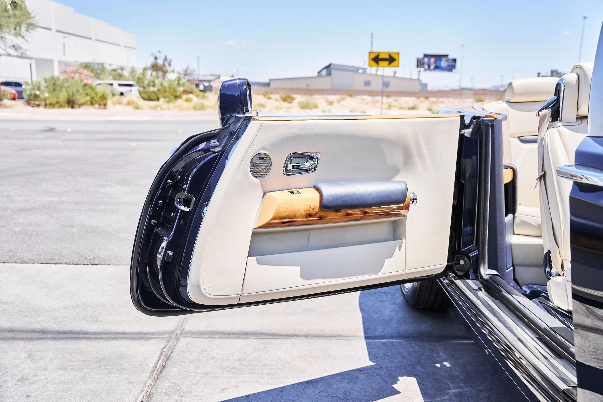 mph023_1447268536_Used_2009_Rolls_Royce_Phantom_Drophead_Coupe_Base_1779209654_a341bef076