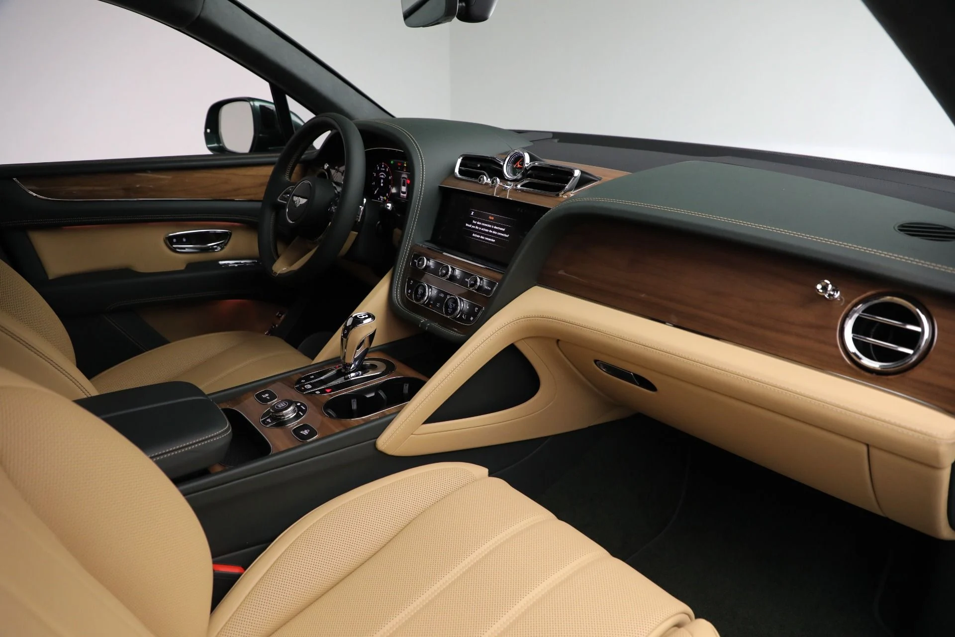 mph023_1470682452_New_2025_Bentley_Bentayga_V8_f2ff3d3ef5