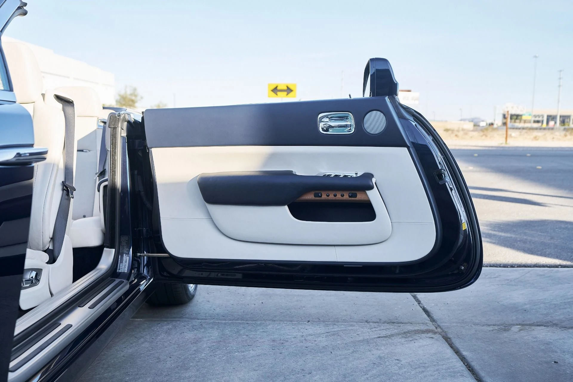 mph023_1491606984_Used_2018_Rolls_Royce_Dawn_1764124355_e120d9e201