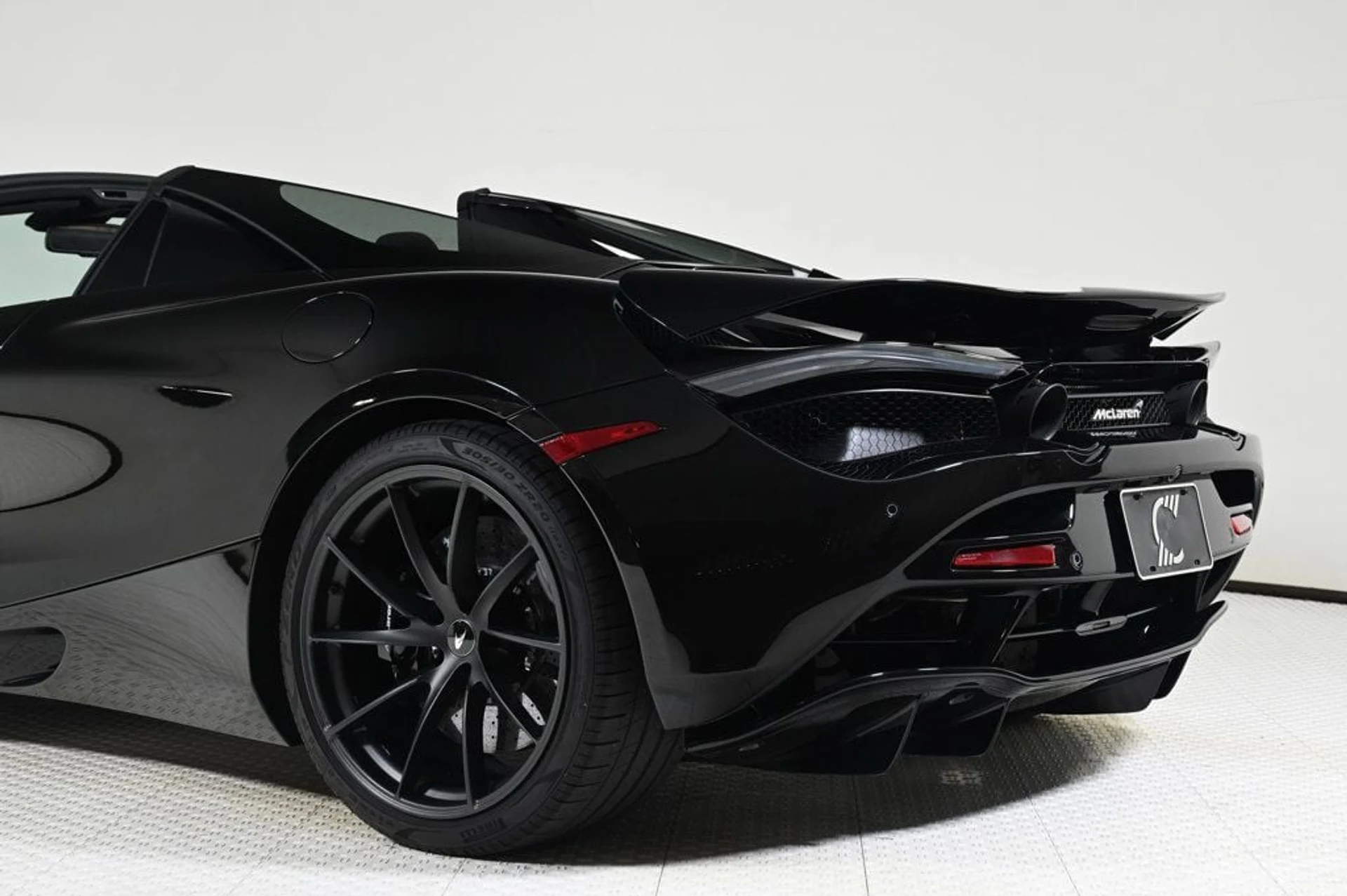 mph023_1540396655_used_2020_mclaren_720s_spider_11350_22909035_23_1024_701a9cf43a