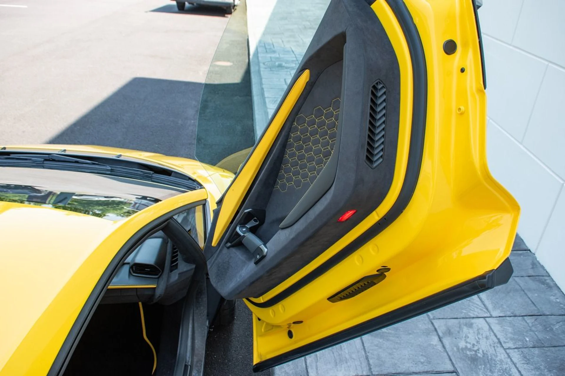 mph023_1546345528_Used_2024_Lamborghini_Revuelto_1740383899_0aa7d5a1ab