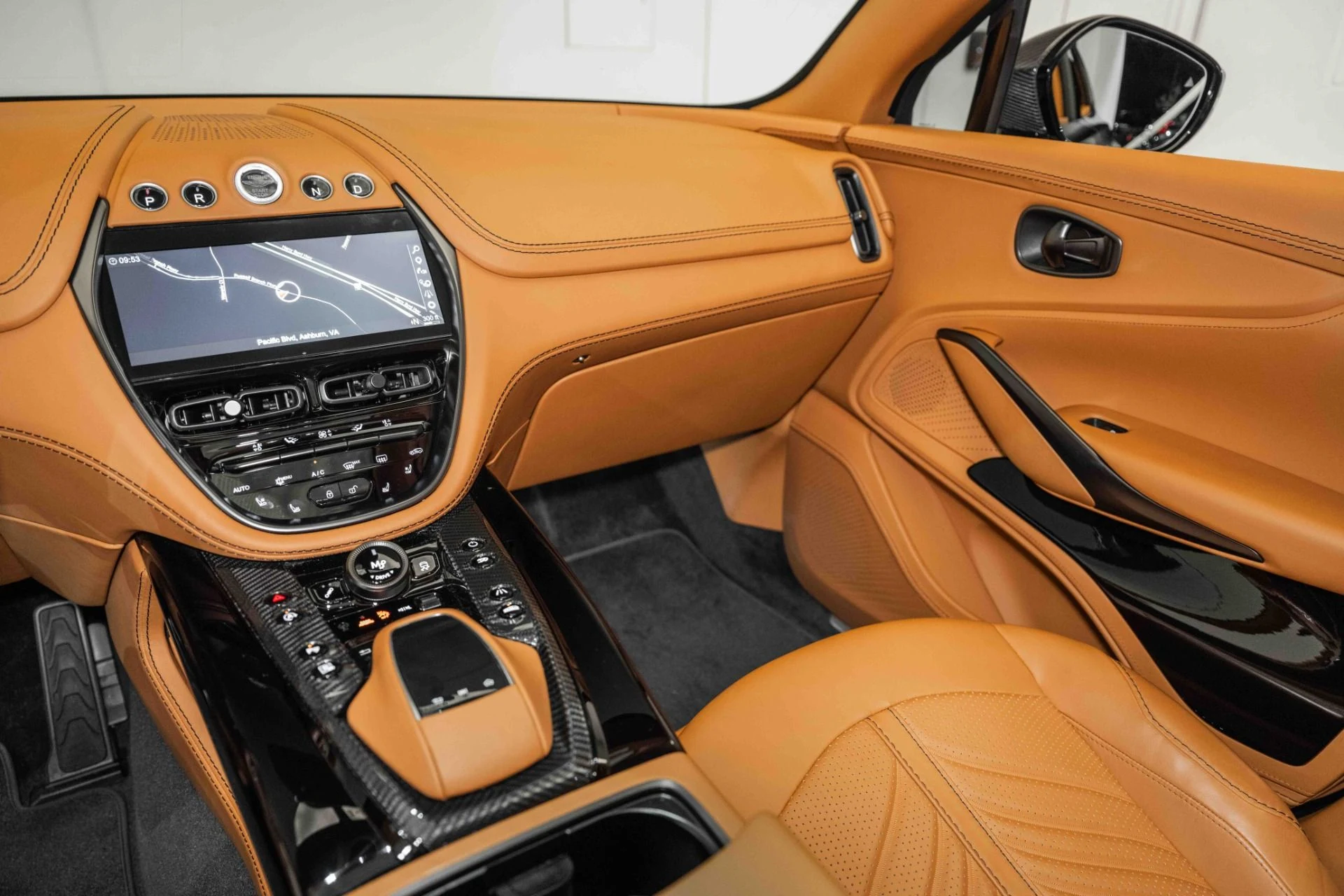 mph023_1556928076_Used_2023_Aston_Martin_DBX_707_1720795210_18b6ae85fa