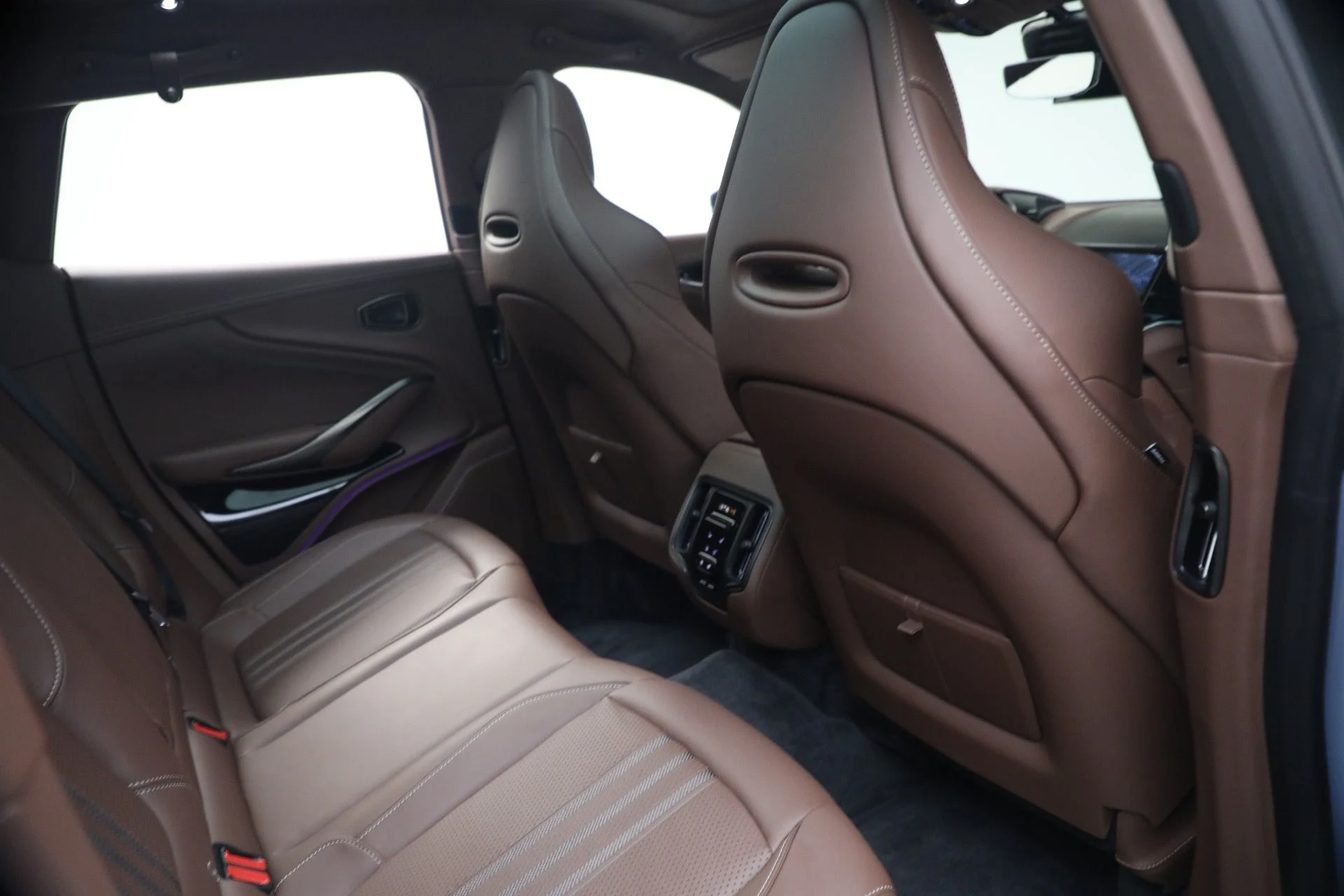 mph023_1558133746_Used_2026_Aston_Martin_DBX_707_1780931432_46f88834b7