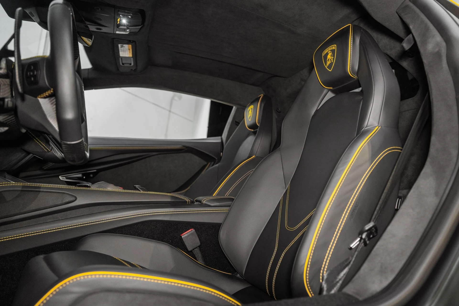 mph023_1561712472_Used_2024_Lamborghini_Revuelto_1760974364_5f4c1b5f41