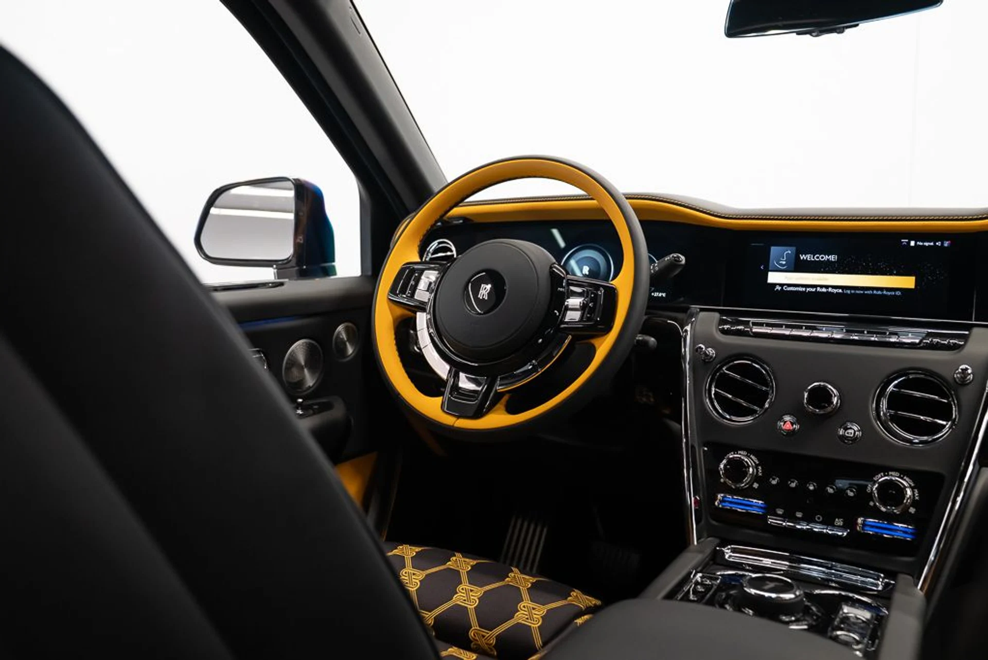 mph023_1576171516_rolls_royce_cullinan_2025_58155772eb