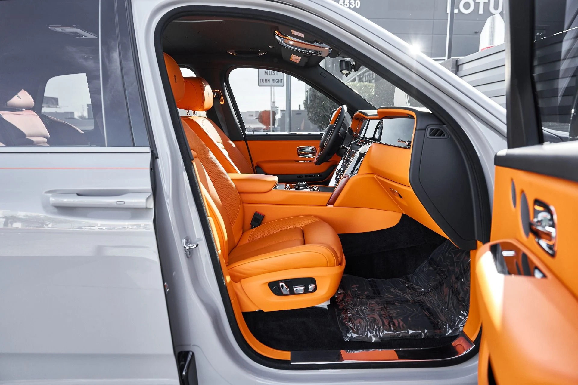 mph023_1580259471_Used_2025_Rolls_Royce_Cullinan_1766456615_e3d5dd308b