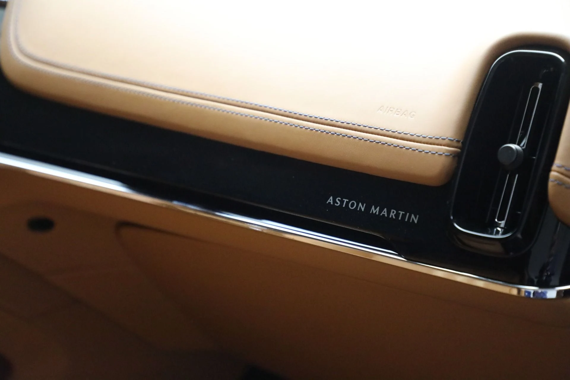 mph023_1601308504_New_2025_Aston_Martin_DBX_707_f1daf1697b
