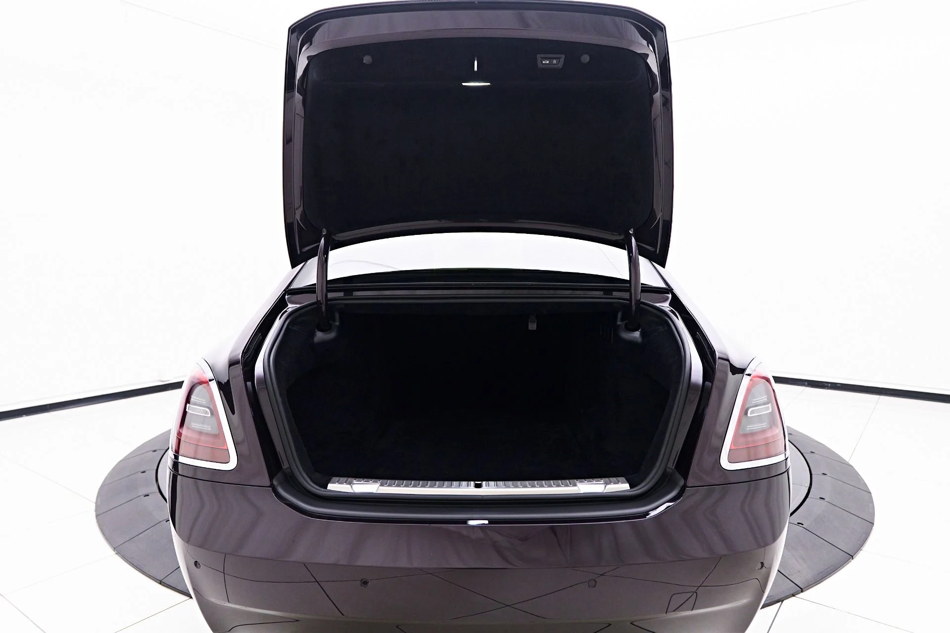 mph023_1603885635_Used_2024_Rolls_Royce_Ghost_Base_1752169894_bfaa9c660c