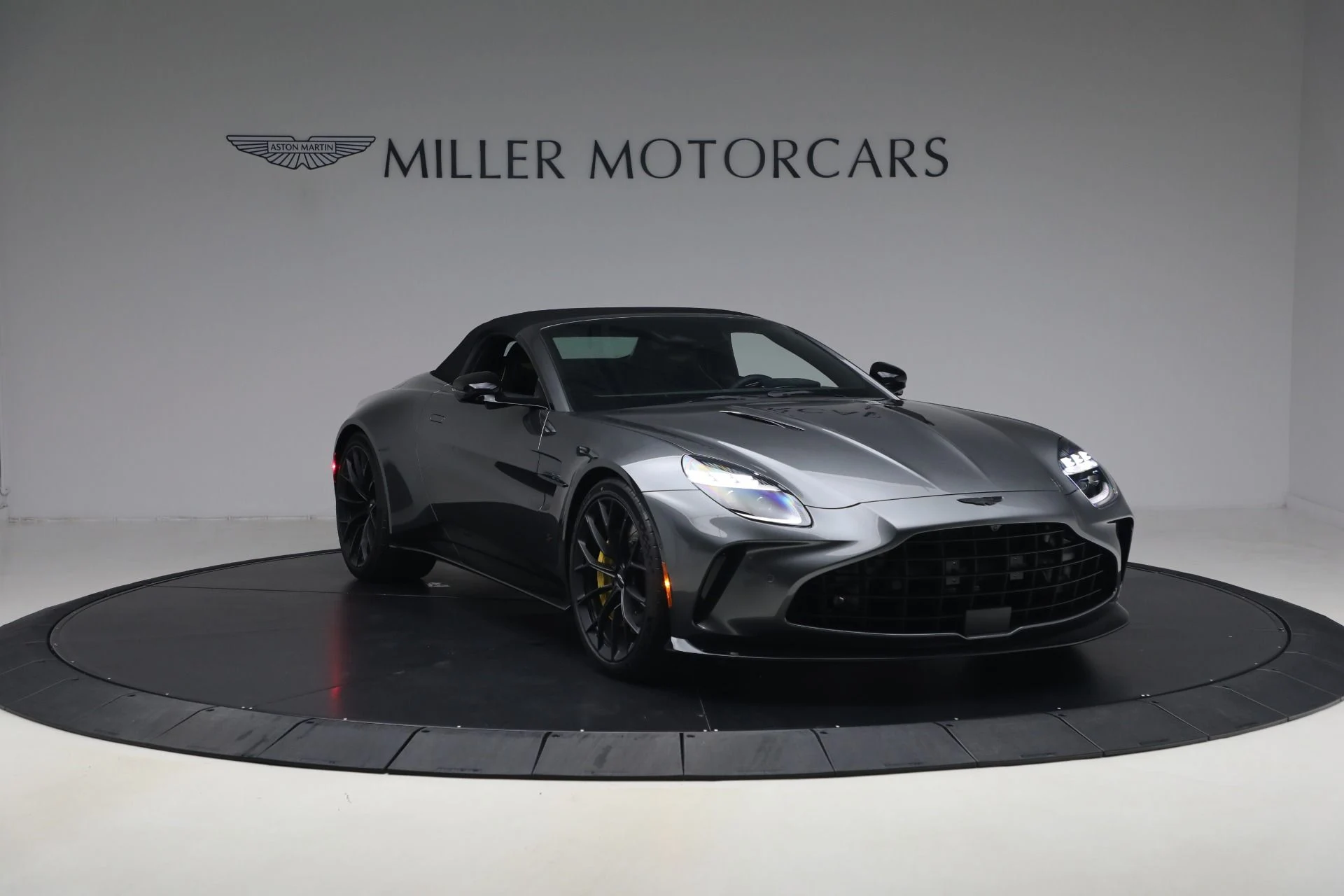 mph023_1605845788_New_2026_Aston_Martin_Vantage_S_Roadster_1776880029_1e9b91f45b