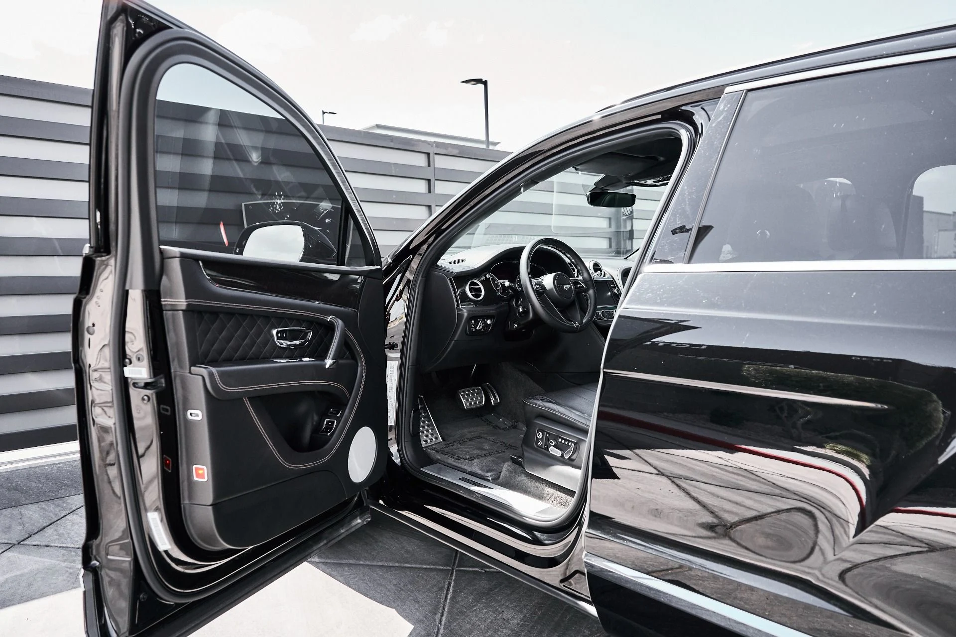 mph023_1607794856_Used_2017_Bentley_Bentayga_W12_1781373083_eea9e19418