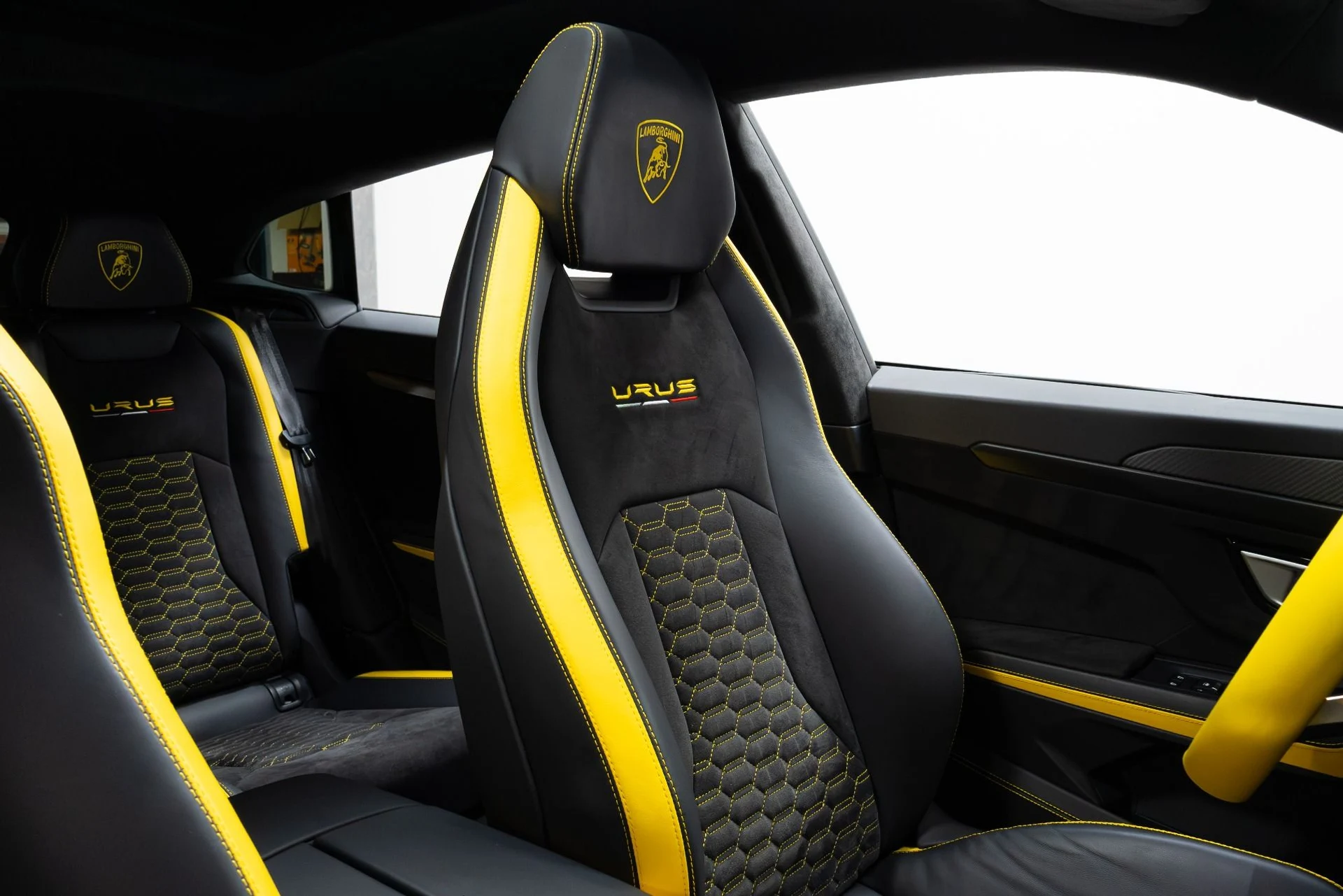 mph023_1614473347_Used_2022_Lamborghini_Urus_Graphite_Capsule_1775757245_567cd7ece9