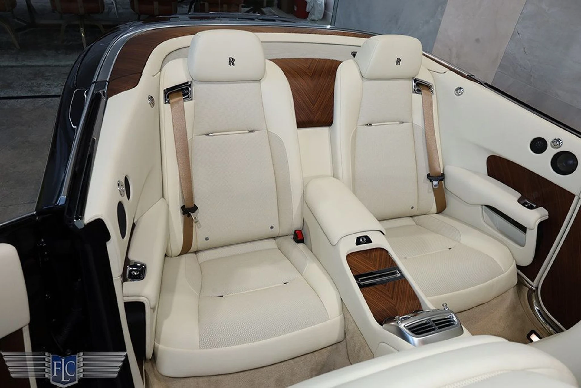 mph023_1615591647_used_2016_rolls_royce_dawn_2drconvertible_9689_23037962_24_1024_f0f6391531