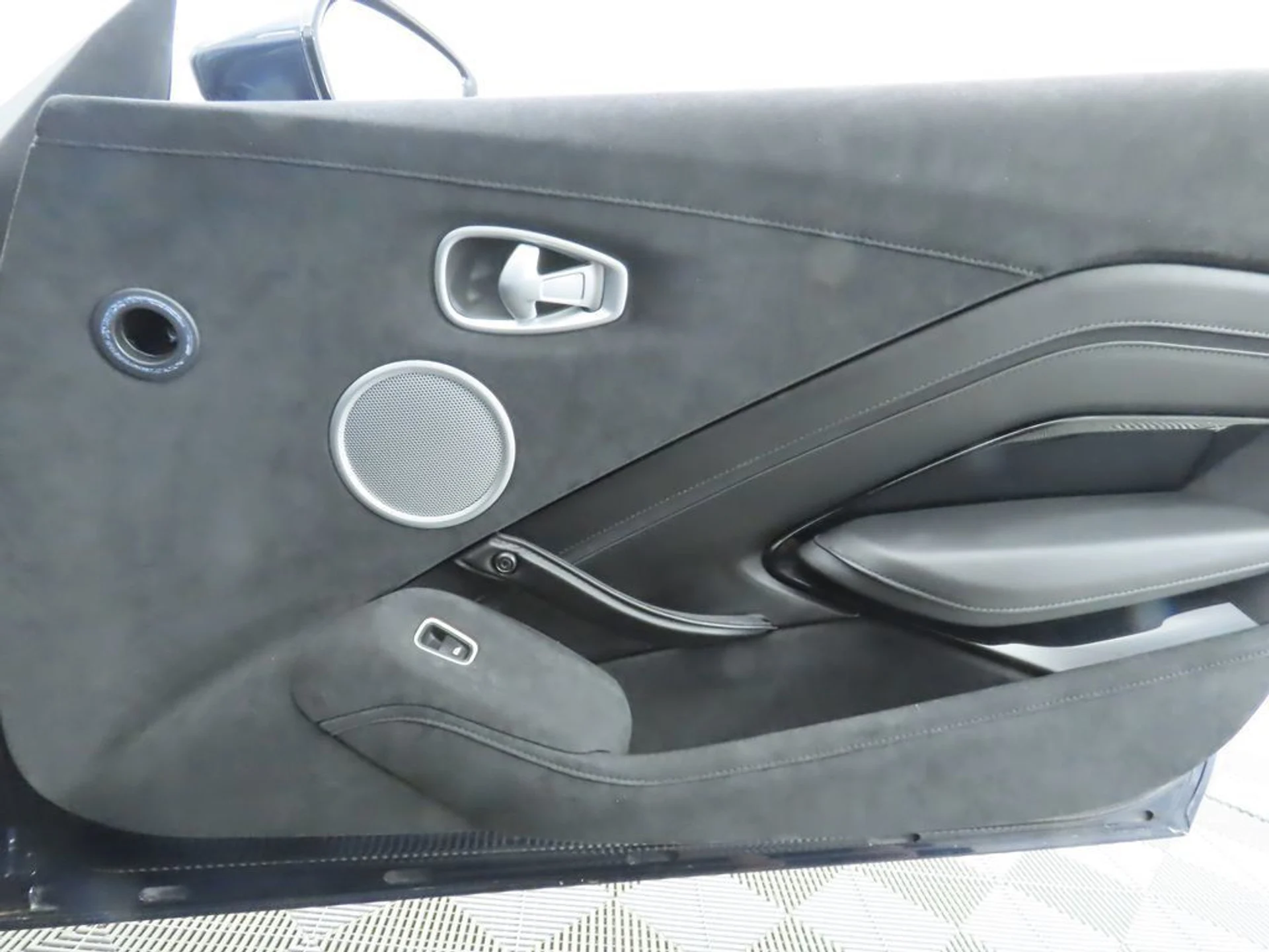 mph023_1691264927_used_2020_aston_martin_vantage_coupe_8119_22982881_24_1024_2ef291432c