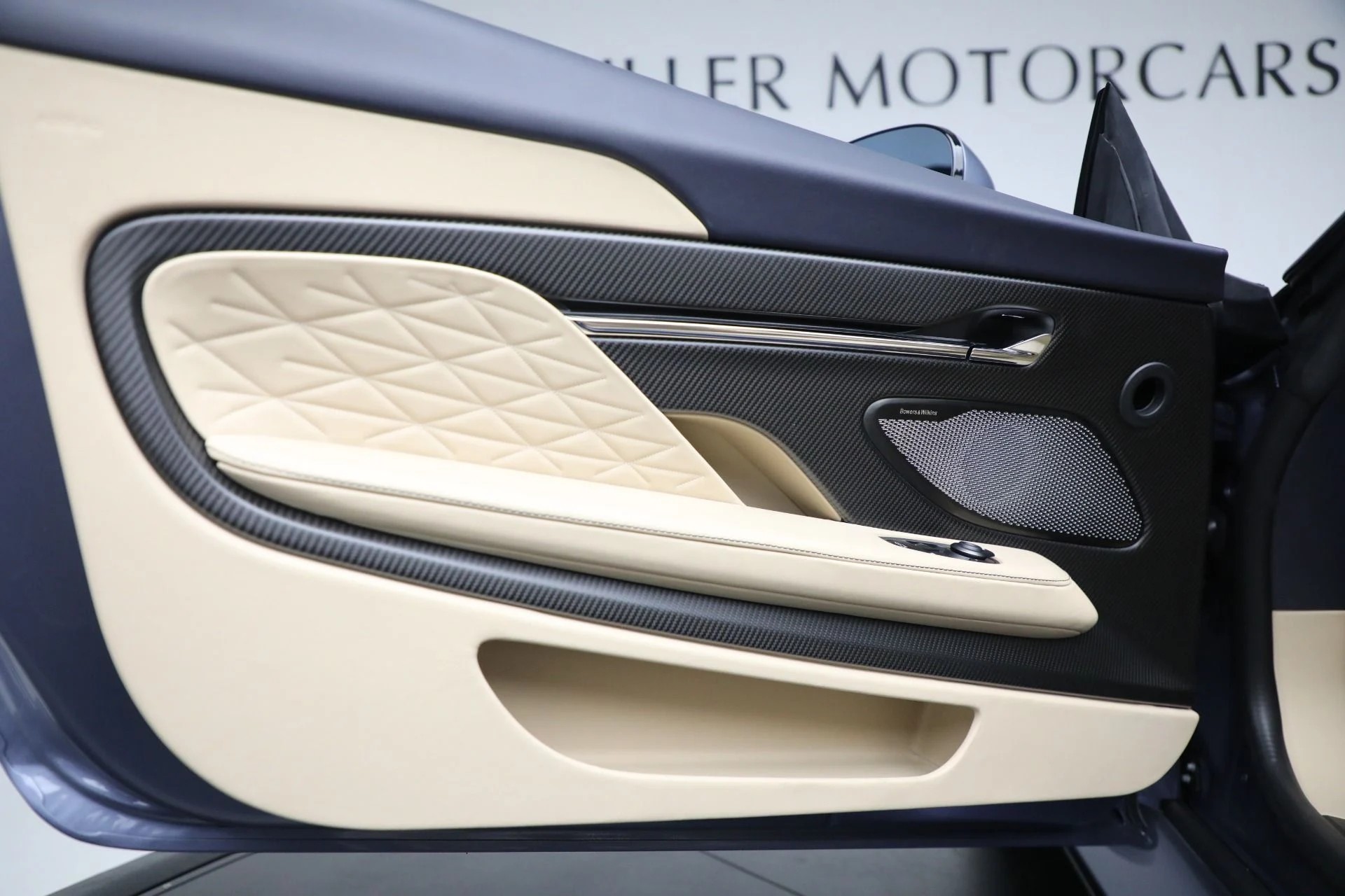 mph023_1705658750_New_2025_Aston_Martin_DB_12_Volante_b1e803e9c2