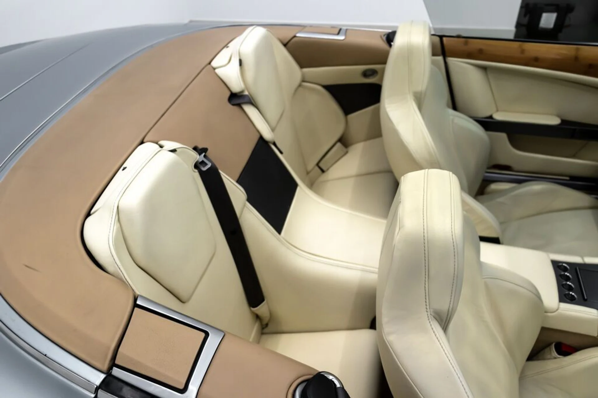 mph023_1706590608_aston_martin_db9_2005_jpg_v_1754355020_f70945e368