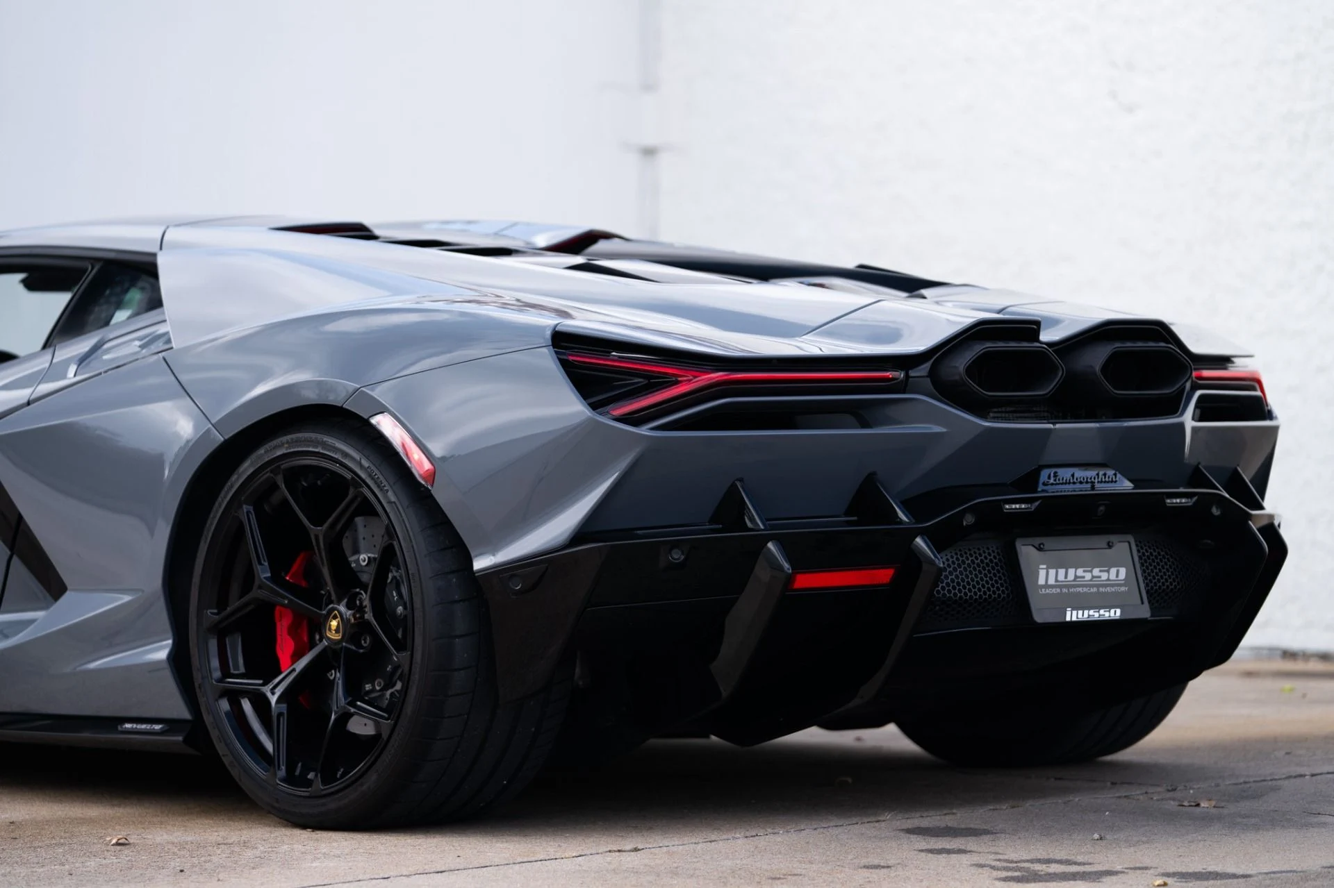 mph023_172908349_Used_2024_Lamborghini_Revuelto_1766428985_870f3bbcf7