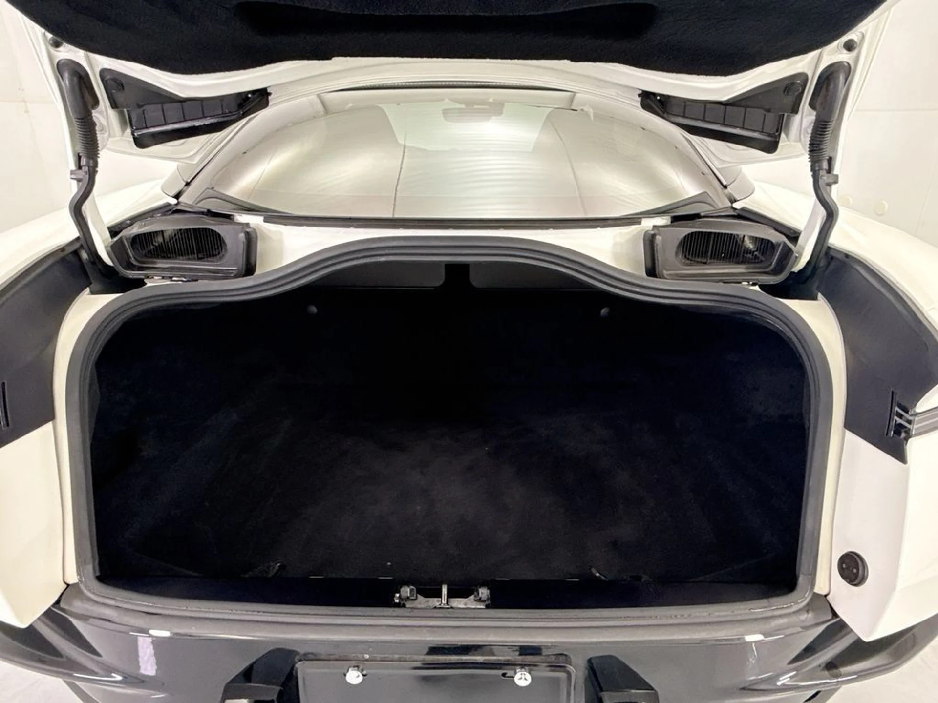 mph023_1754634710_used_2018_aston_martin_db11_v12coupe_8119_23031858_24_1024_ccfa2457d7