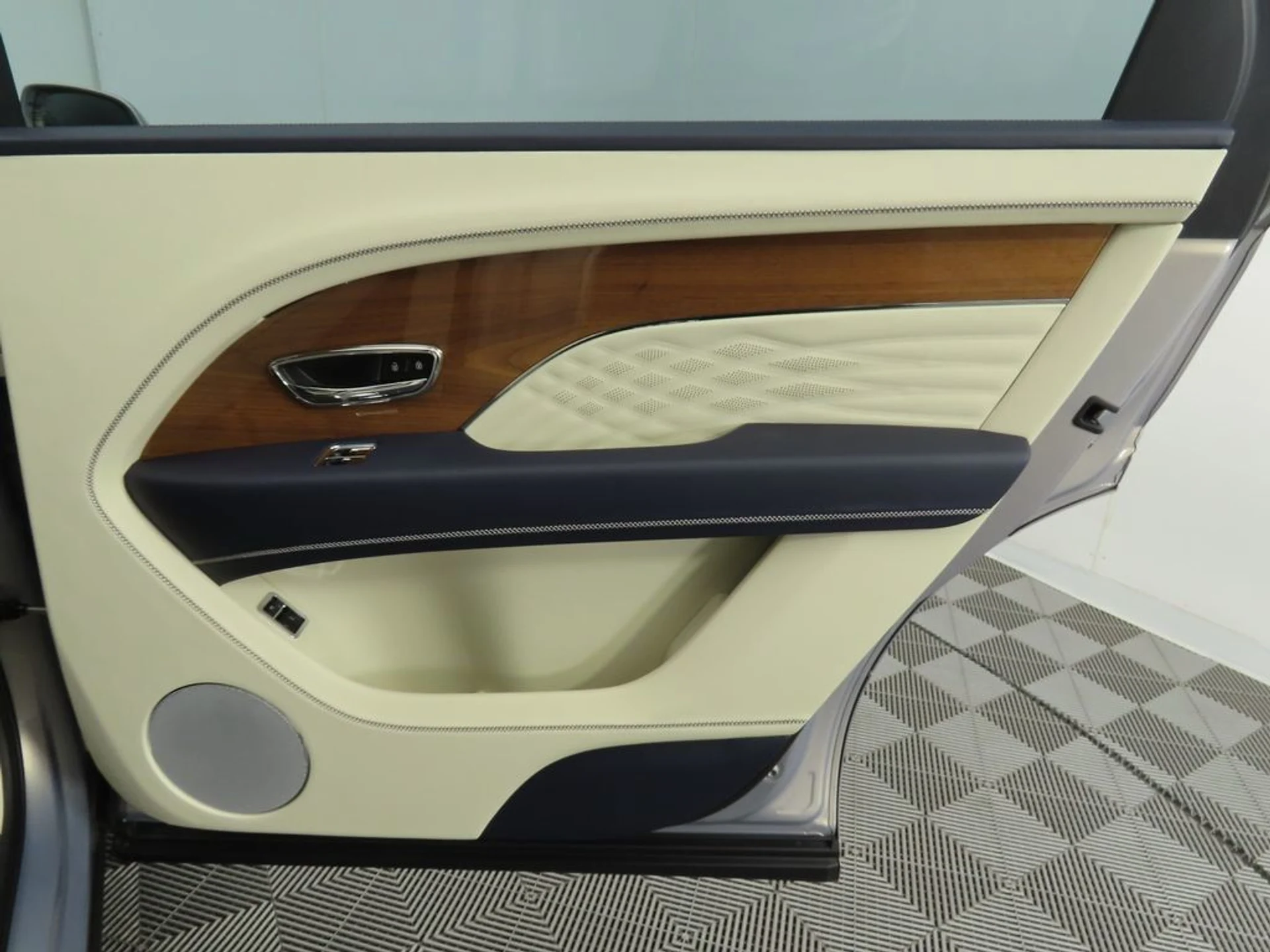 mph023_1779901235_new_2025_bentley_bentayga_ewb_v8awd_8119_22908718_24_1024_6e7e98693e
