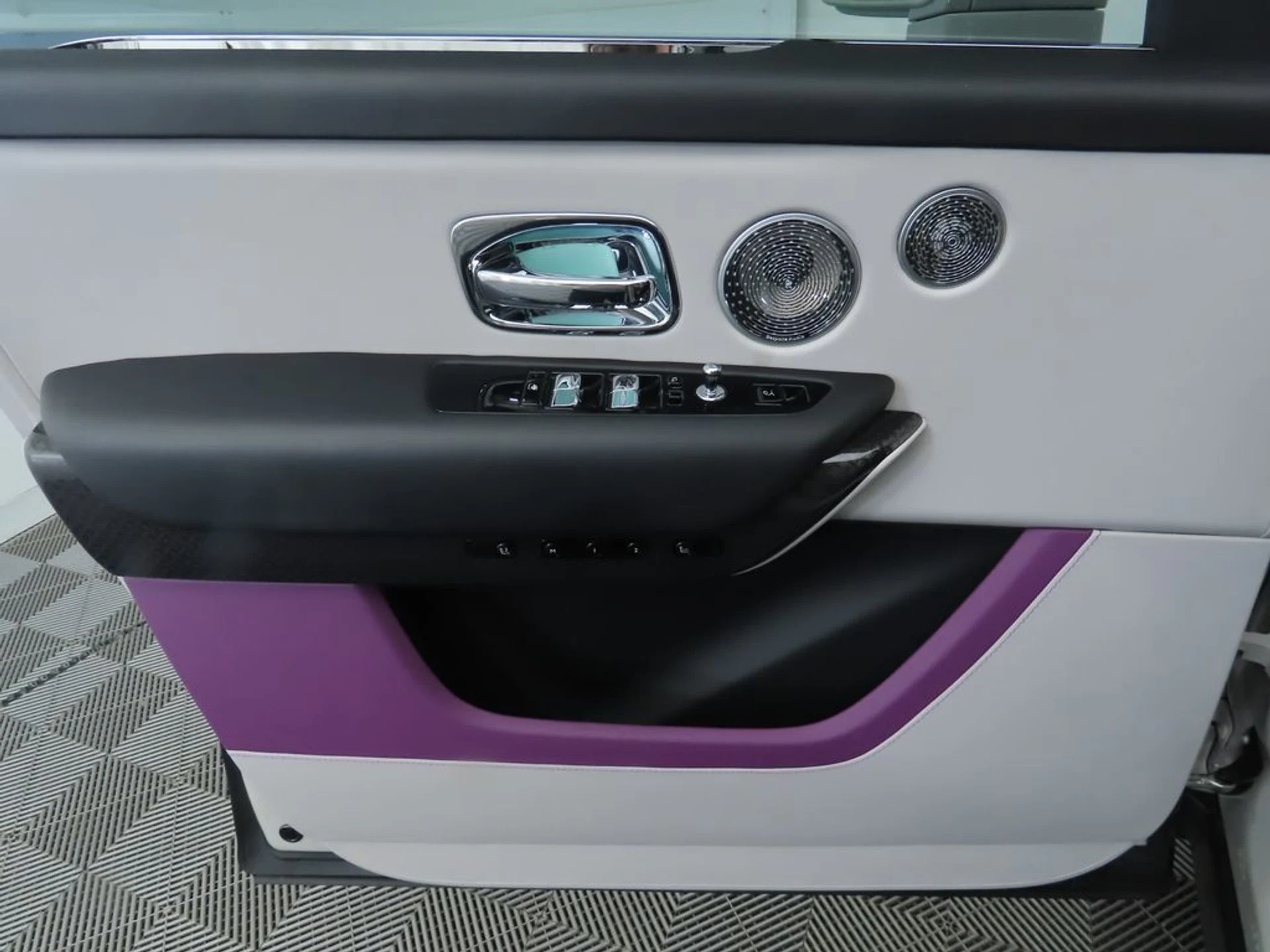 mph023_1798287201_used_2023_rolls_royce_cullinan_blackbadgesportutility_8119_22957248_24_1024_f3ac17f13d