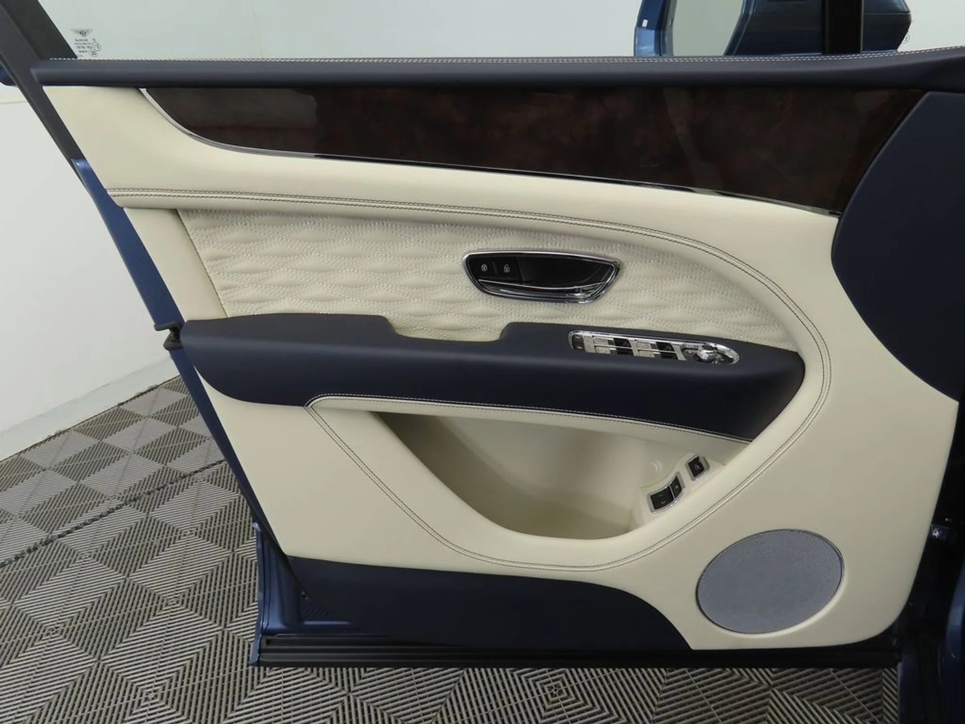 mph023_1809750504_new_2026_bentley_bentayga_8119_22957668_24_1024_6e9d82d315