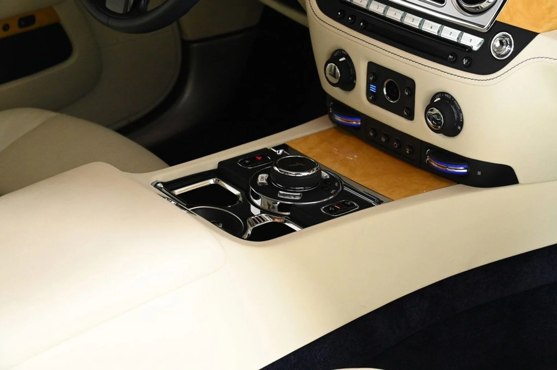 mph023_1812379504_used_2019_rolls_royce_wraith_base_11350_22954809_23_1024_fde114f269