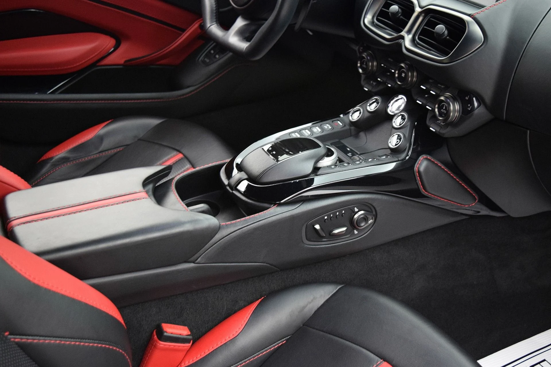 mph023_1824061582_Used_2019_Aston_Martin_Vantage_Coupe_5f293e2cab