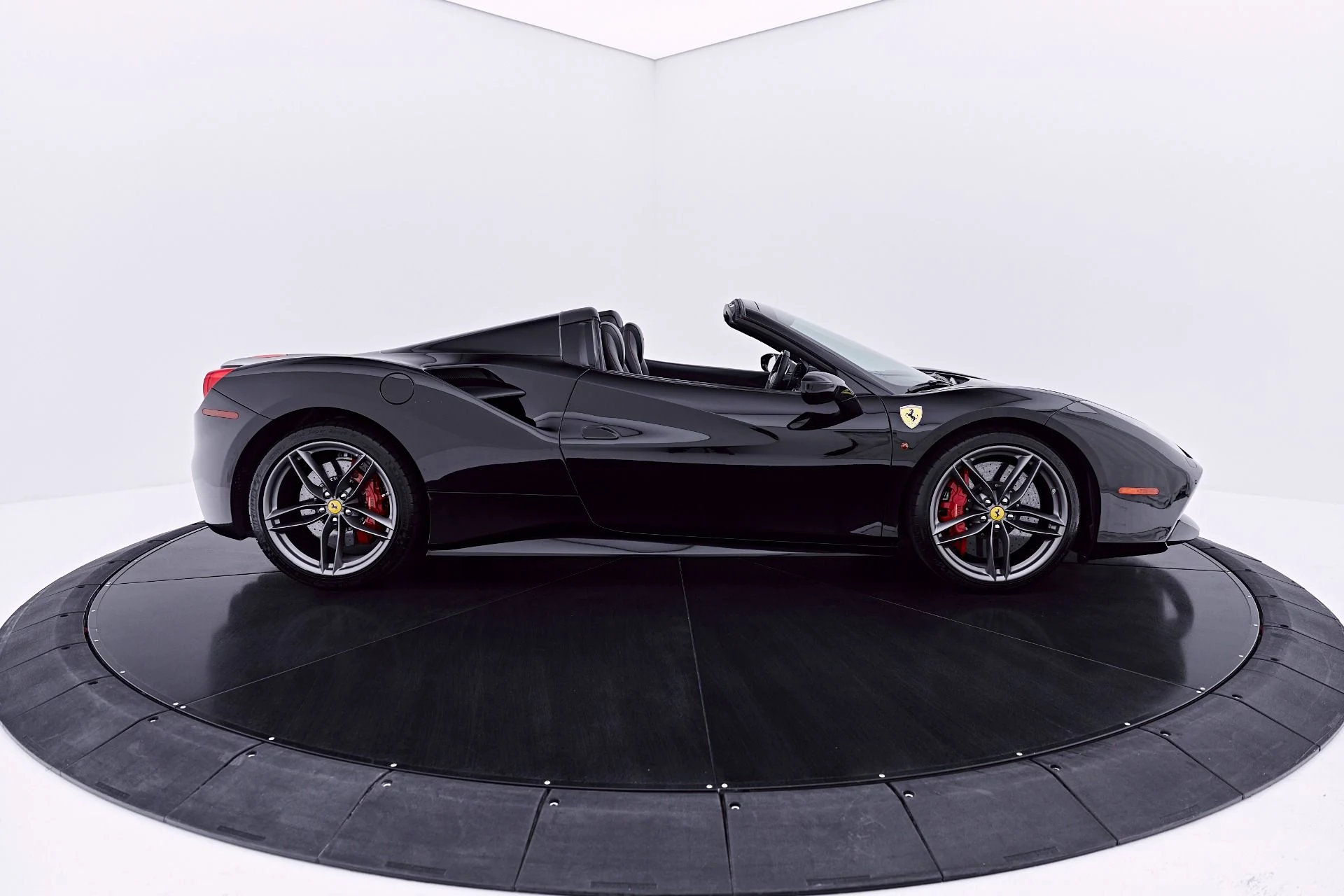mph023_1844080579_Used_2018_Ferrari_488_Spider_Base_1782759826_0fc83931ec