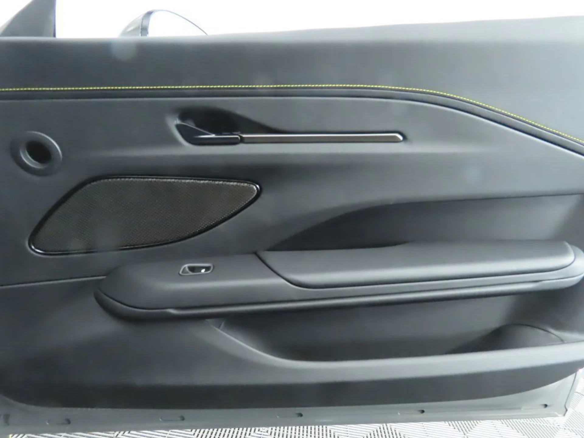 mph023_1878749307_used_2025_aston_martin_vantage_coupe_8119_22951526_24_1024_3b1ccb76d9