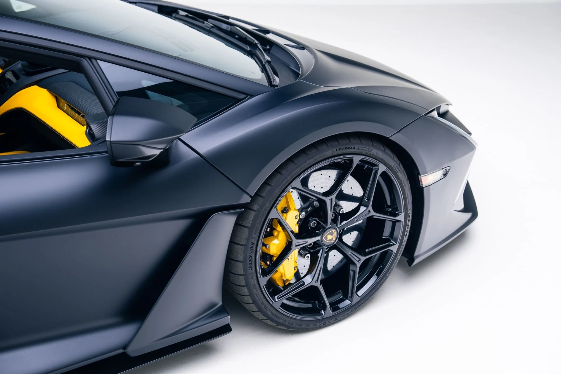 mph023_1879131938_Used_2024_Lamborghini_Revuelto_1764709282_09bfdd0e61