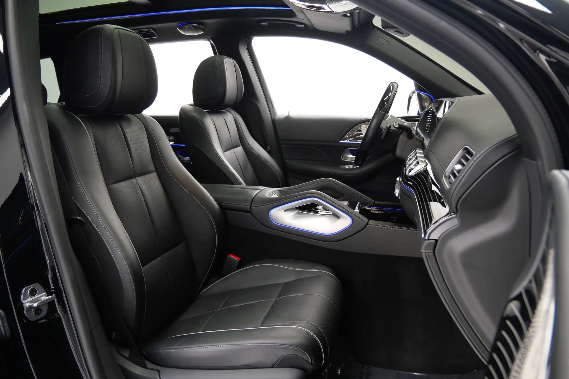 mph023_1889905487_Used_2023_Mercedes_Benz_Maybach_GLS_600_4_MATIC_4_Seat_Configuration_Rear_Refrigerator_1787325899_19a3ec53a0