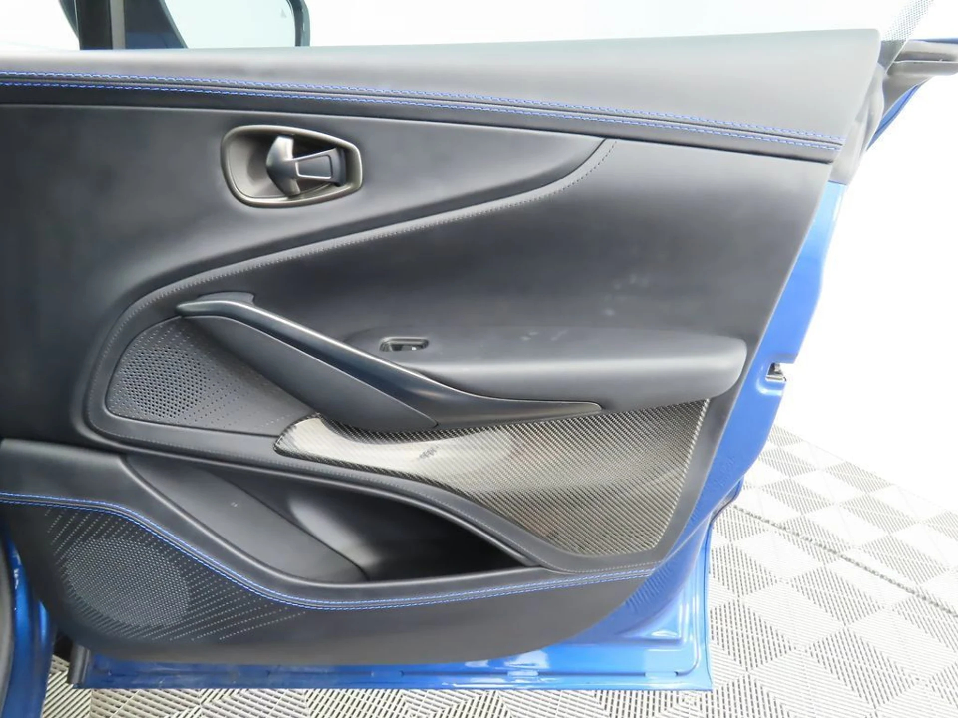 mph023_1902382134_used_2023_aston_martin_dbx_707awd_8119_22979398_24_1024_e1631fa9c6