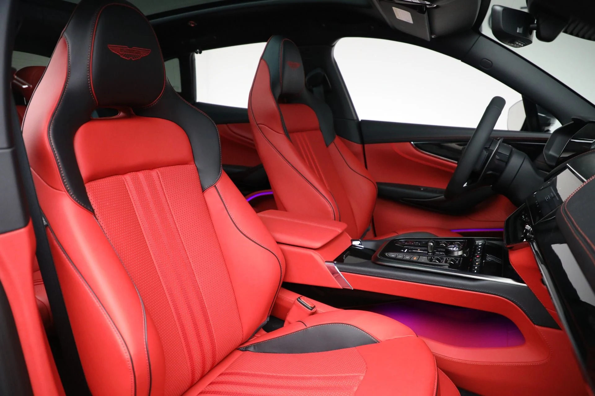 mph023_1914063855_New_2025_Aston_Martin_DBX_707_d25d681f7f