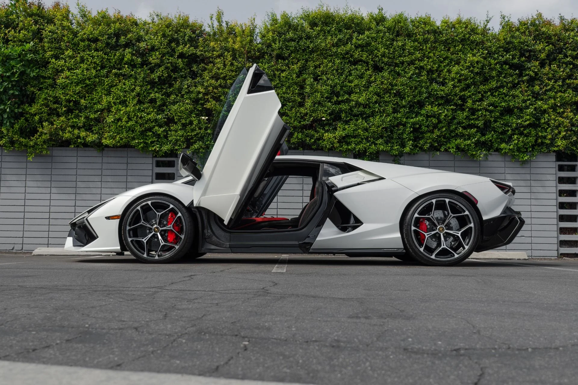 mph023_1923750990_Used_2024_Lamborghini_Revuelto_1759355869_c010738ff2