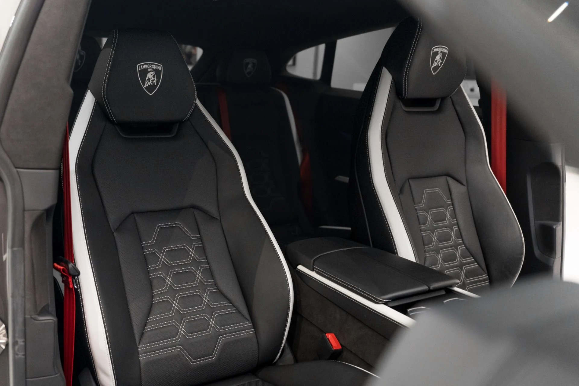 mph023_1924746152_Used_2025_Lamborghini_Urus_SE_1792099579_6f32459115
