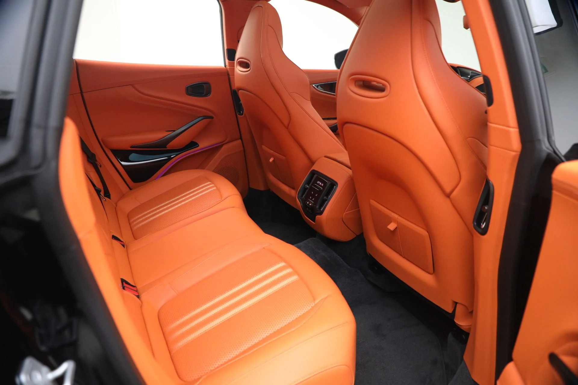 mph023_19319841_Used_2025_Aston_Martin_DBX_707_1788625032_769aa3ed64