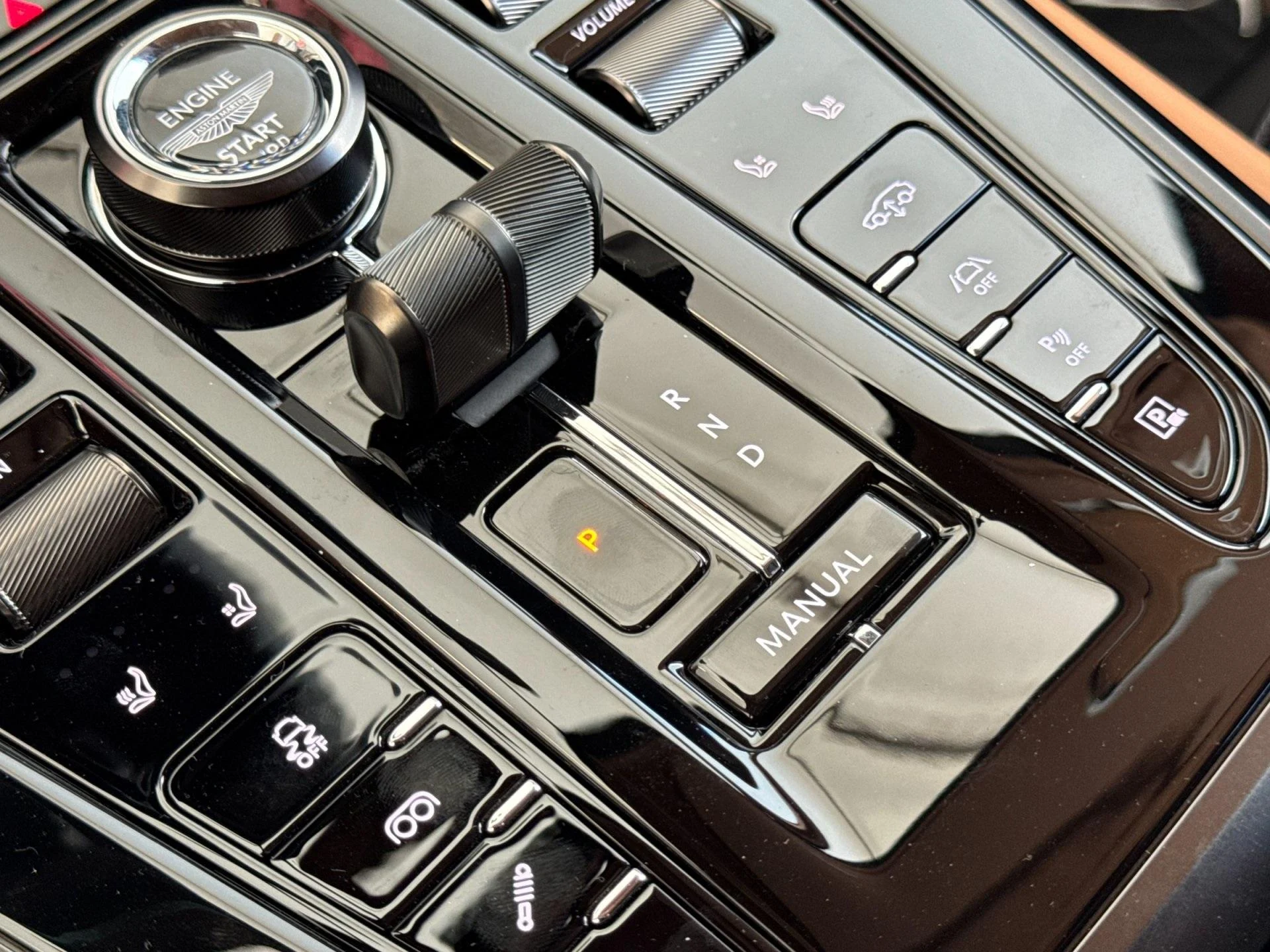 mph023_1934980056_New_2025_Aston_Martin_DBX_707_1754468422_0a33769d71