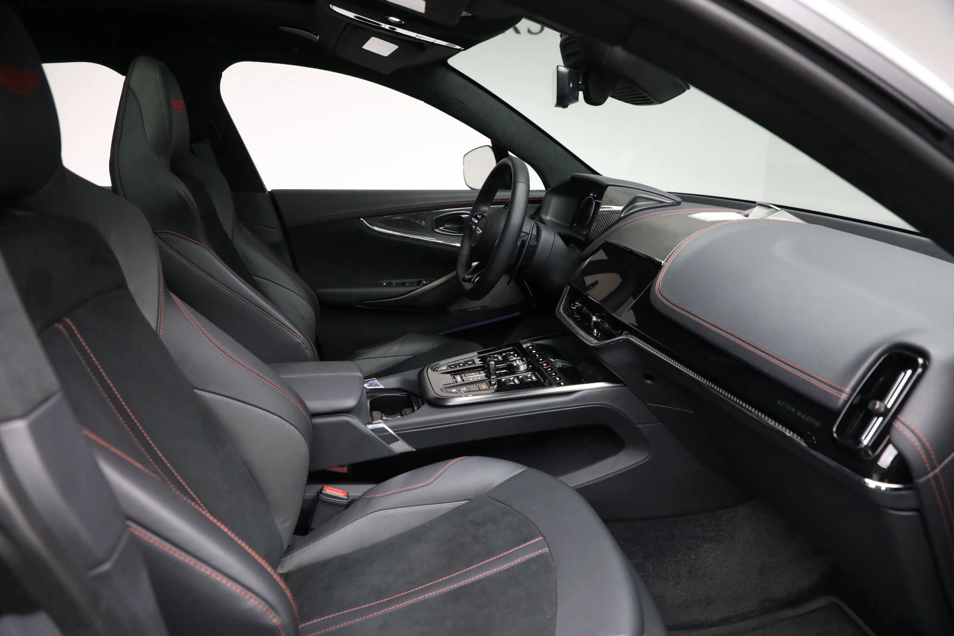 mph023_1952789717_New_2025_Aston_Martin_DBX_707_50679cb278