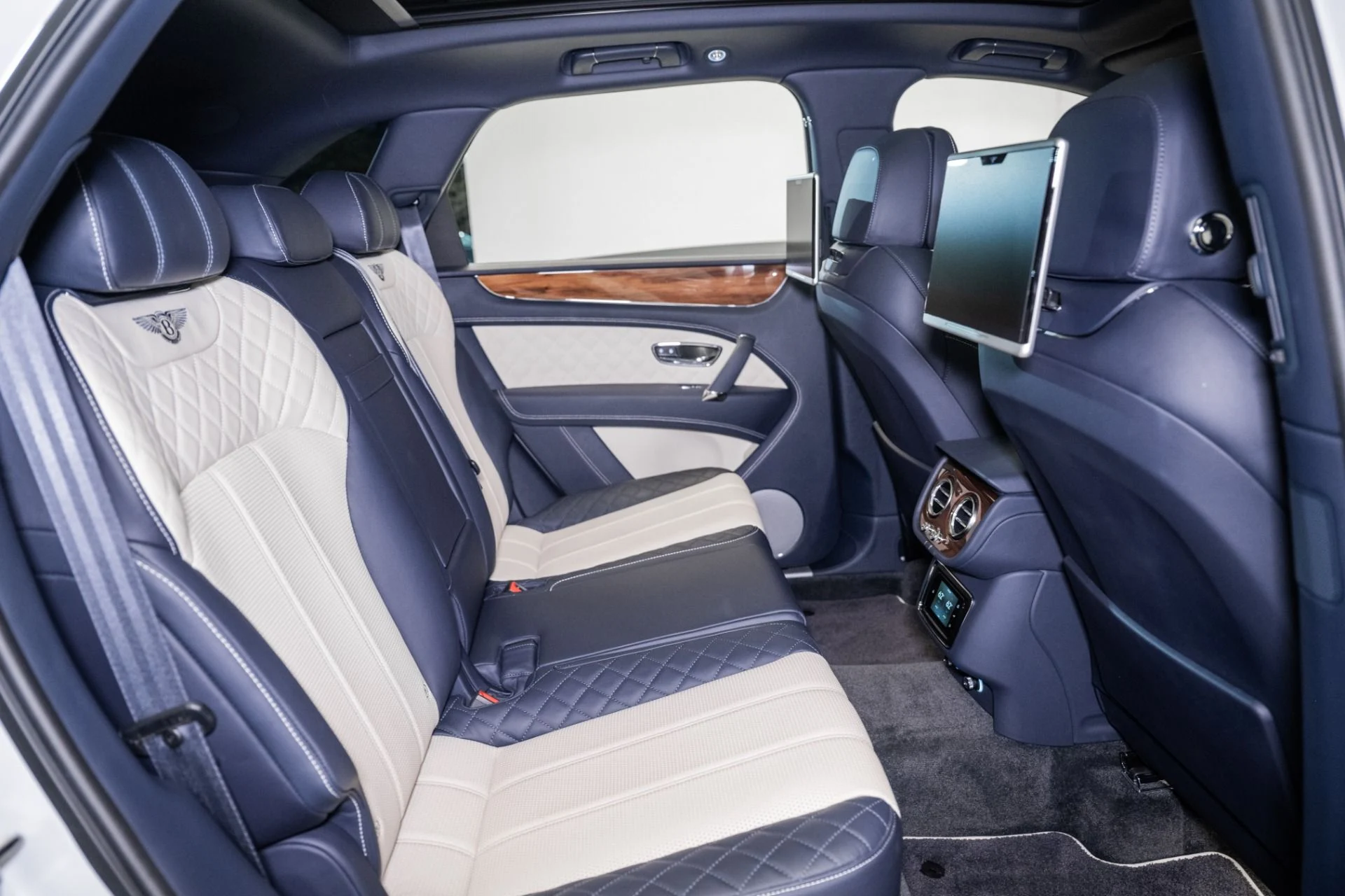 mph023_1971103651_Used_2019_Bentley_Bentayga_V8_1759420865_dfb5dd45d7