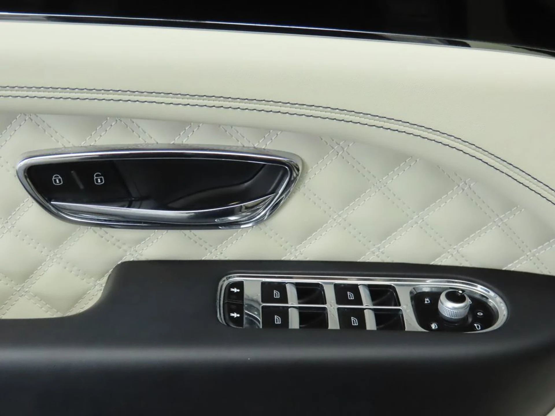 mph023_1989458534_used_2022_bentley_bentayga_v8awd_8119_22936219_24_1024_f77ccdc55d