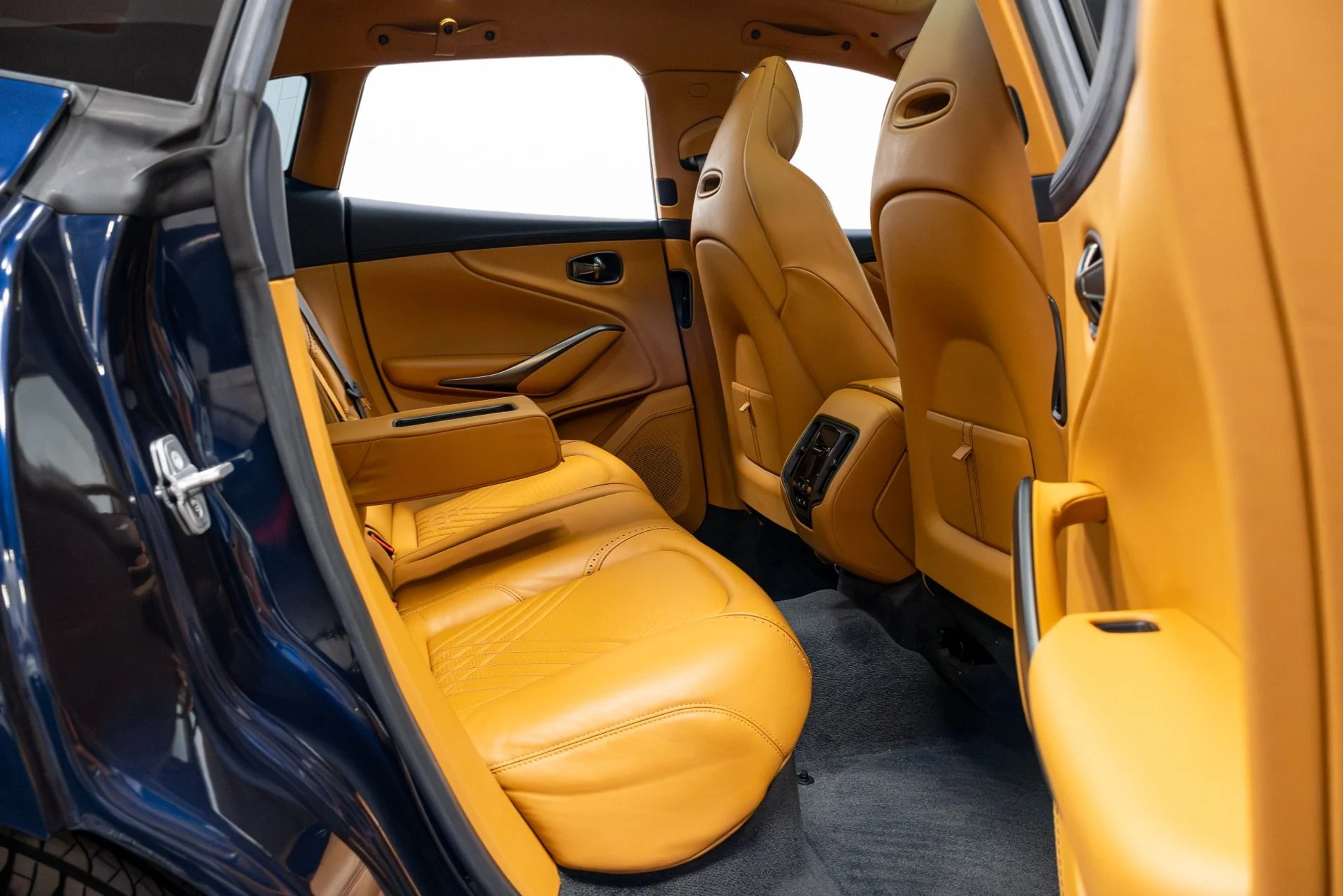 mph023_199983694_Used_2021_Aston_Martin_DBX_1770088523_1907ce557c