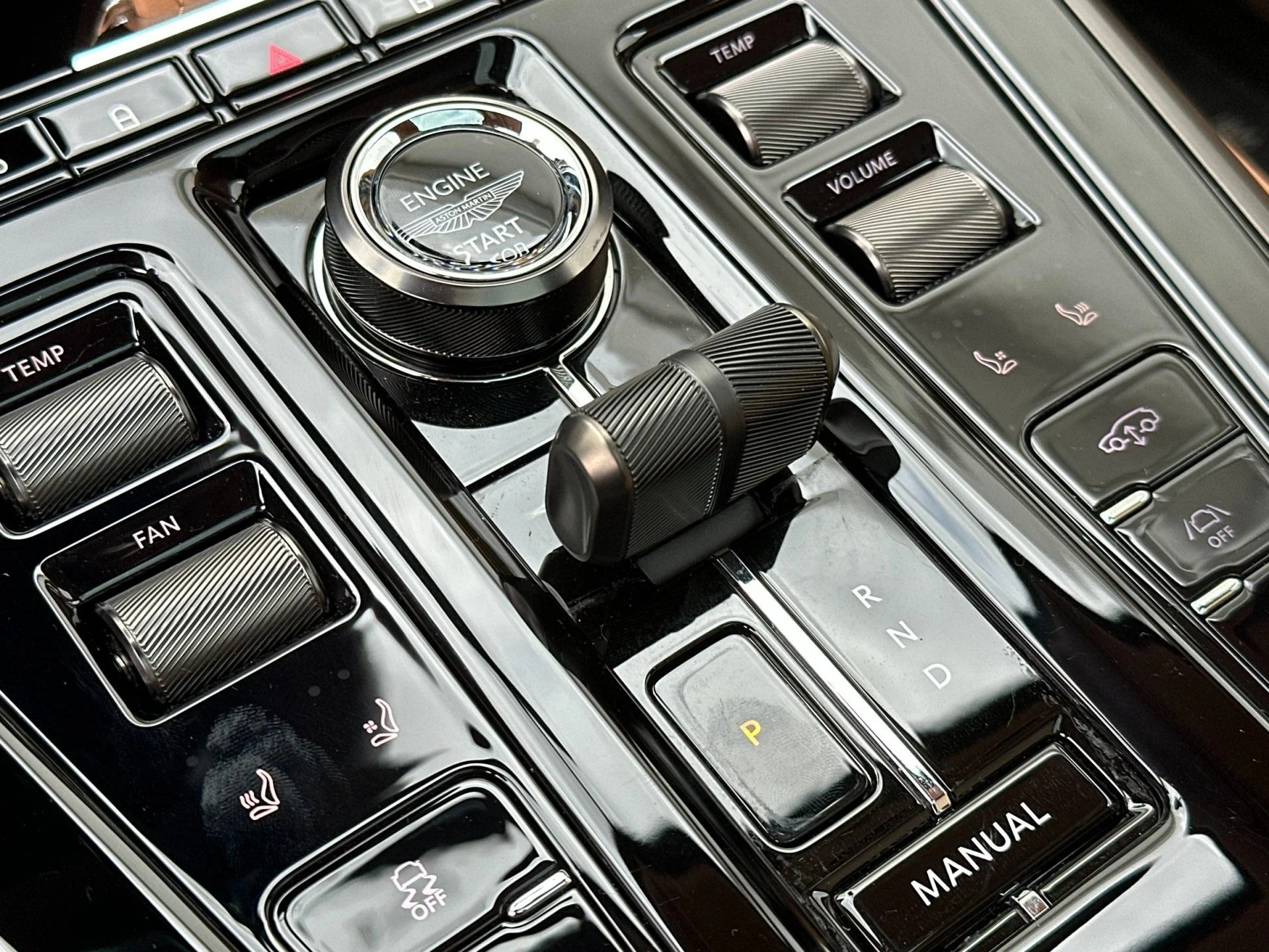 mph023_2005678124_New_2025_Aston_Martin_DBX_707_1759500547_ba36ad7aa6