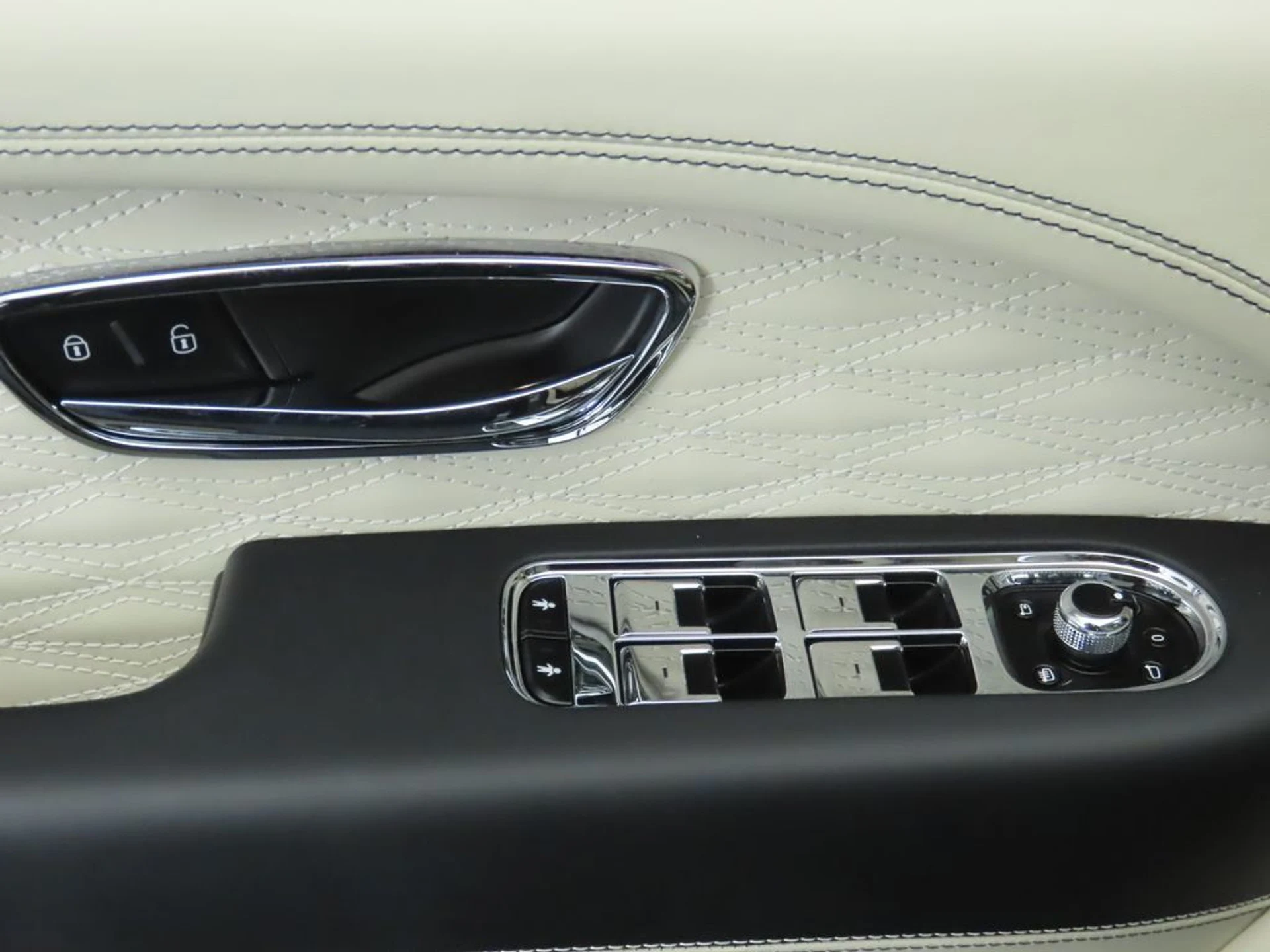 mph023_2007545244_new_2026_bentley_bentayga_8119_22950936_24_1024_4131b3422f