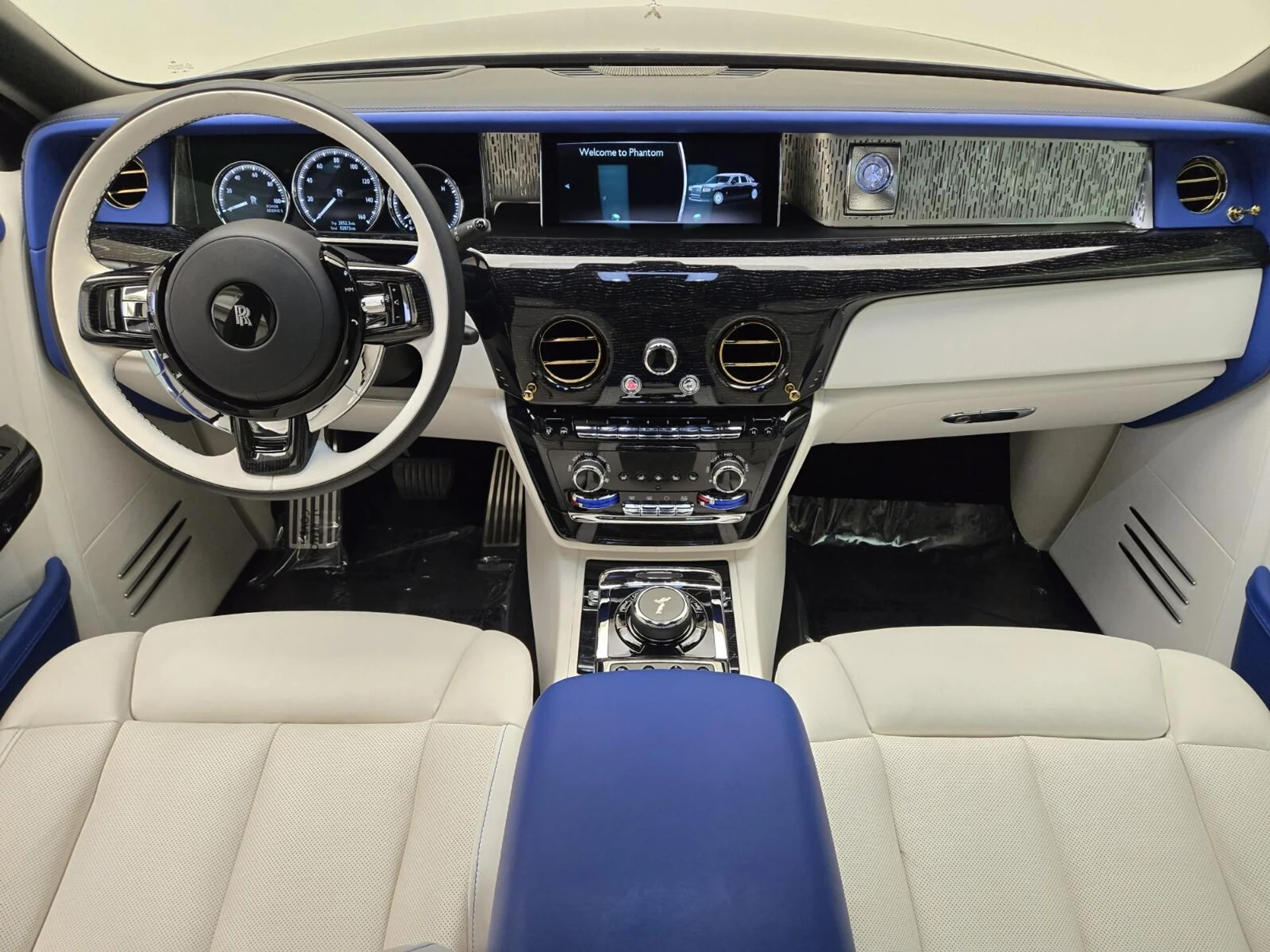 mph023_2016398788_Used_2023_Rolls_Royce_Phantom_1755413495_b442d0e6dd